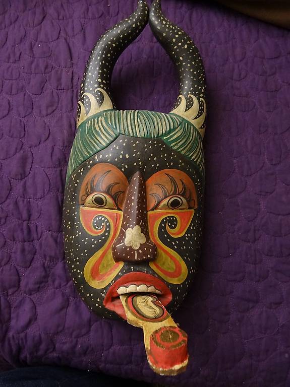 Farbenprächtige handgeschnitzte Balinesische Maske
