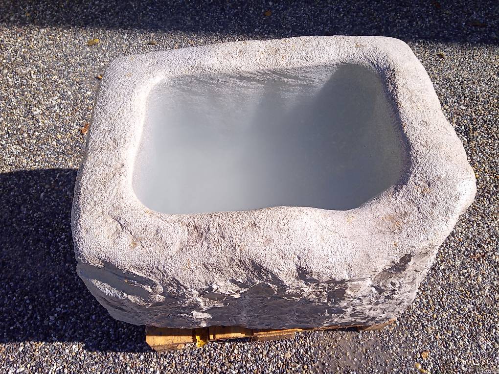 BrunnenNatursteintrogSteinkübelJurakalk im Kanton Solothurn tutti.ch