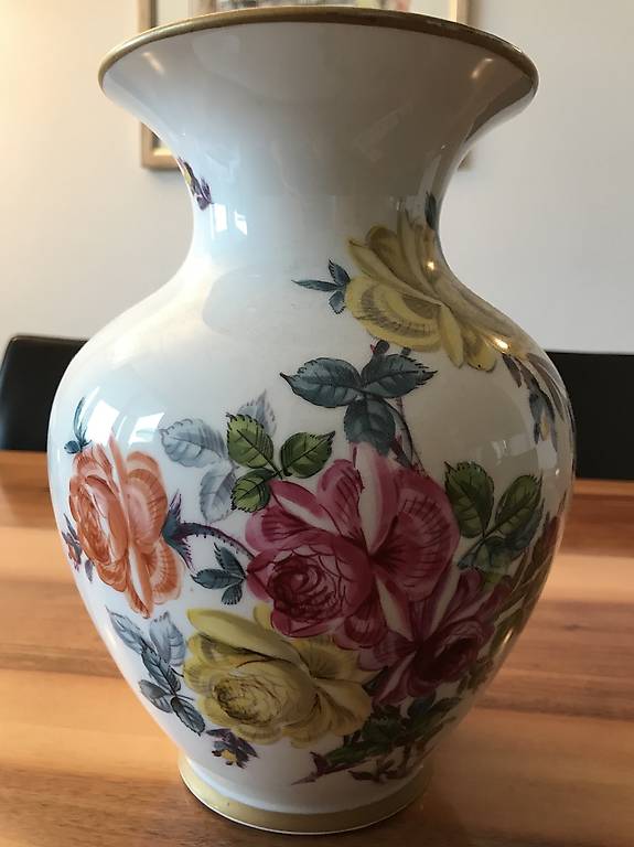 Meissen Vase ca 1960-65 mit Rosen, Zweigen und Blättern. im Kanton ...