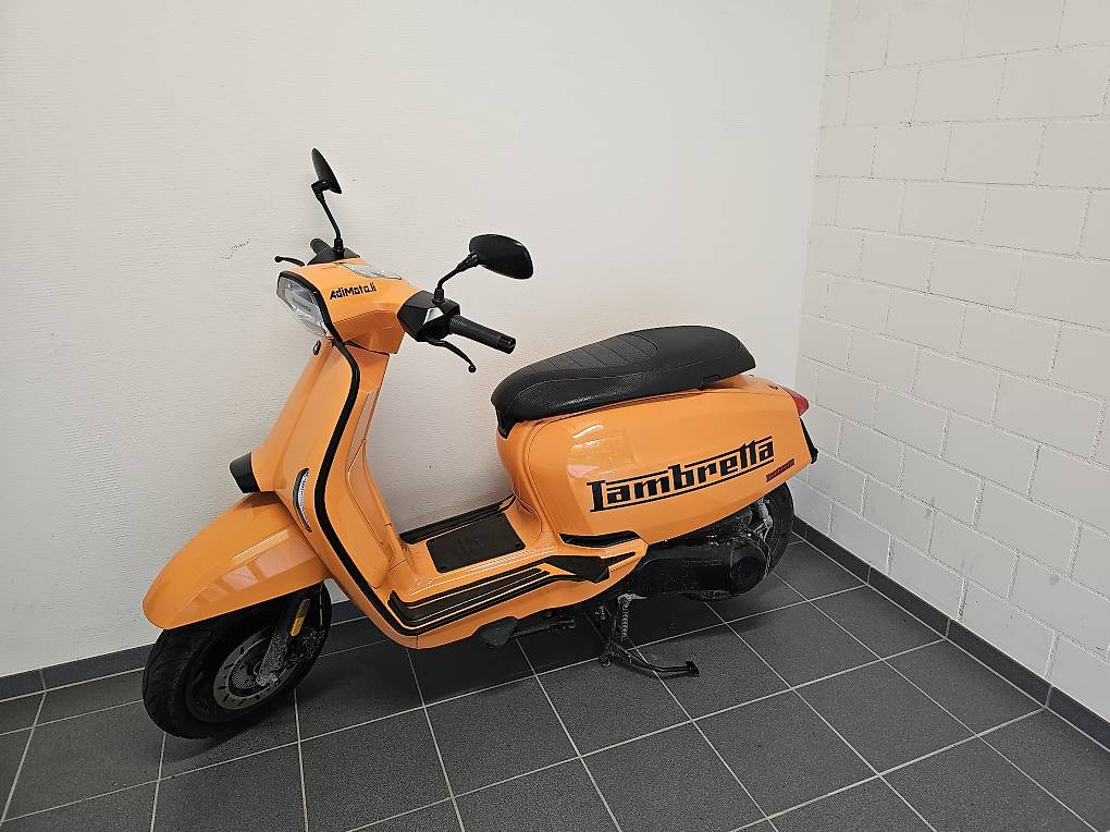 Yellow Lambretta 125 V Lambretta V125 Pirelli Liberty 125