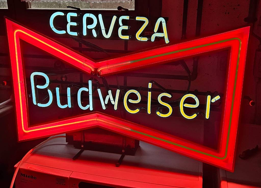 Budweiser Bar Neon Sign im Kanton Basel-Landschaft
