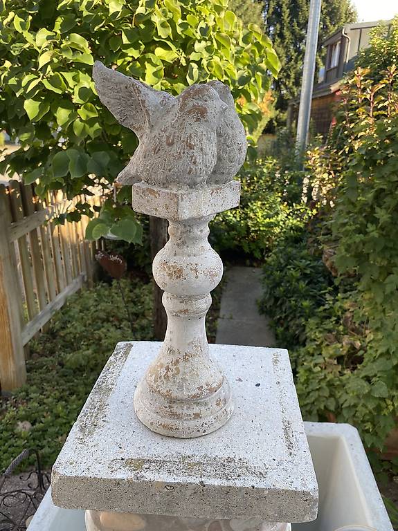 Steinfigur Adler Auf Einem Baumstamm