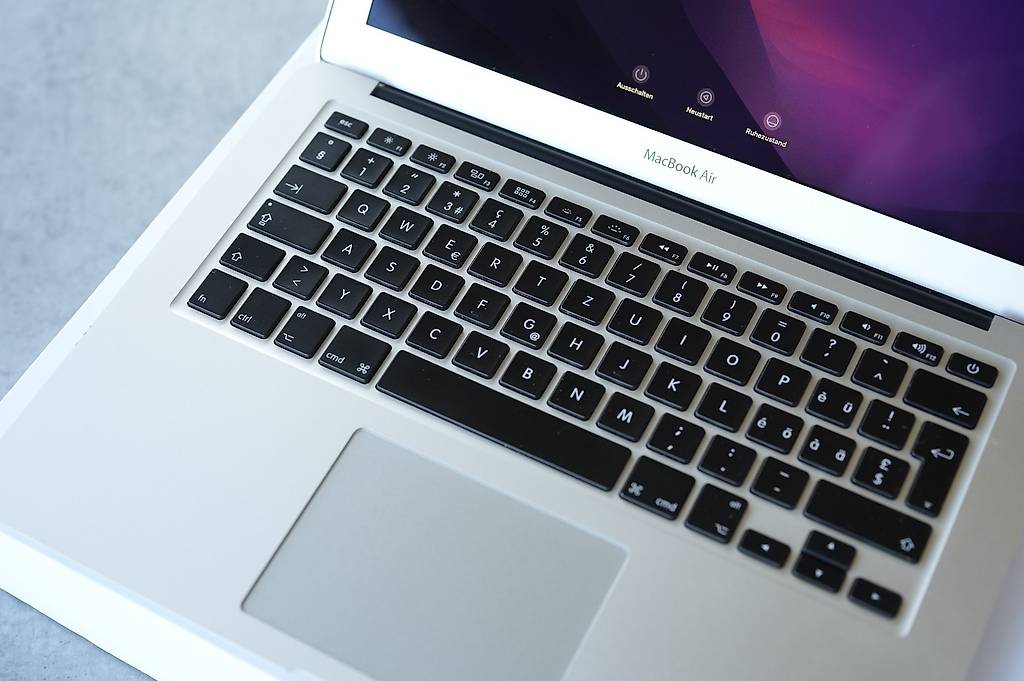 MacBook Air (13-inch, Early 2015), 1.6 GHz i5, 8 GB DDR3 im Kanton