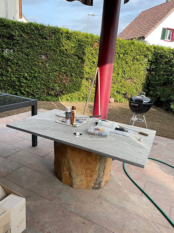 Gartentisch aus Naturstein VB im Kanton BaselLandschaft tutti.ch