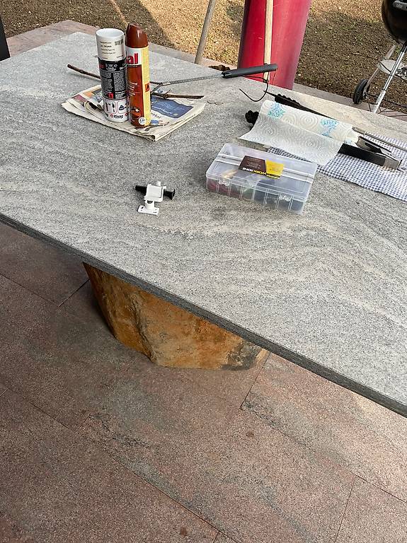 Gartentisch aus Naturstein VB im Kanton BaselLandschaft tutti.ch