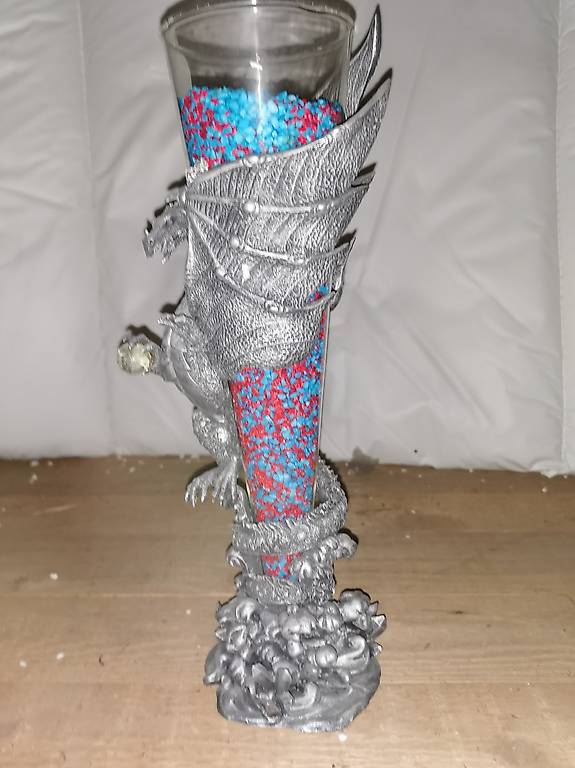 Drachenstatue Aus Farbigem Glas - Gotisches Fantasy-Design Auf Globus