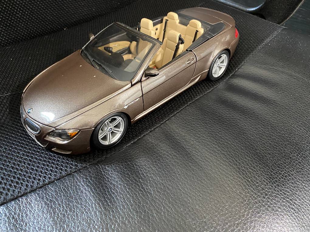 BURAGO - 1 /24 - BMW Z3 Roadster Cabriolet 1996 Transformée (rouge,noire et metal vernis