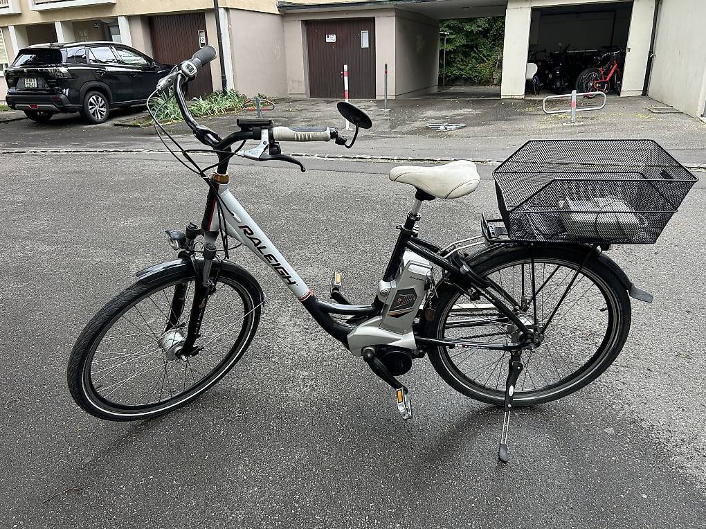 Raleigh Damen E-Bike 26zoll 8gang 25kmh 50cm Rahmengrsse im Kanton  Basel-Landschaft - tutti.ch