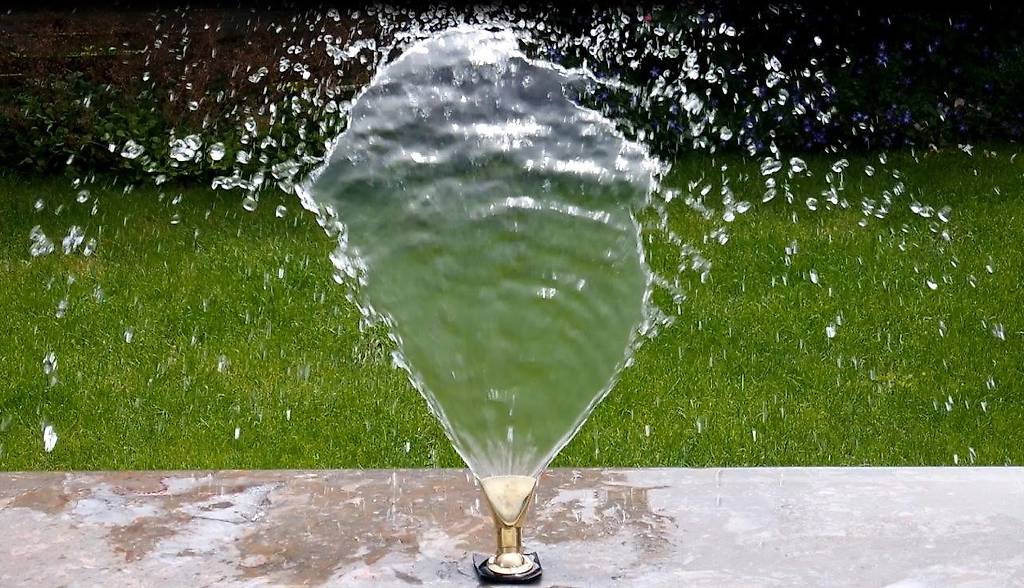 Teich Springbrunnen Fontäne Wasser Düsen Fächerform im Kanton Zürich