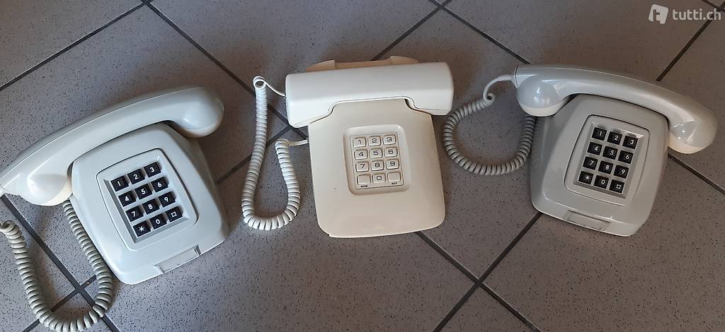 Tris di vecchi telefoni