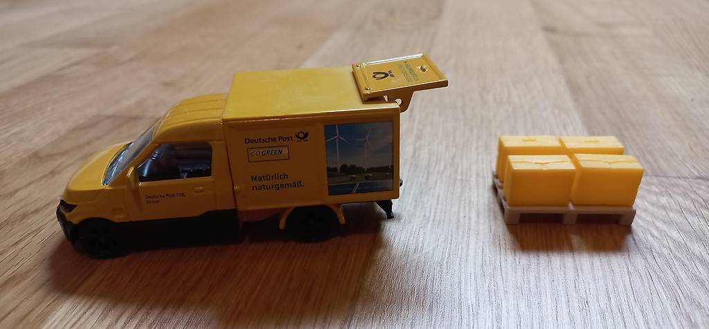 Spielzeugauto Deutsche Post mit Koffer und Palette von Siku. im Kanton ...