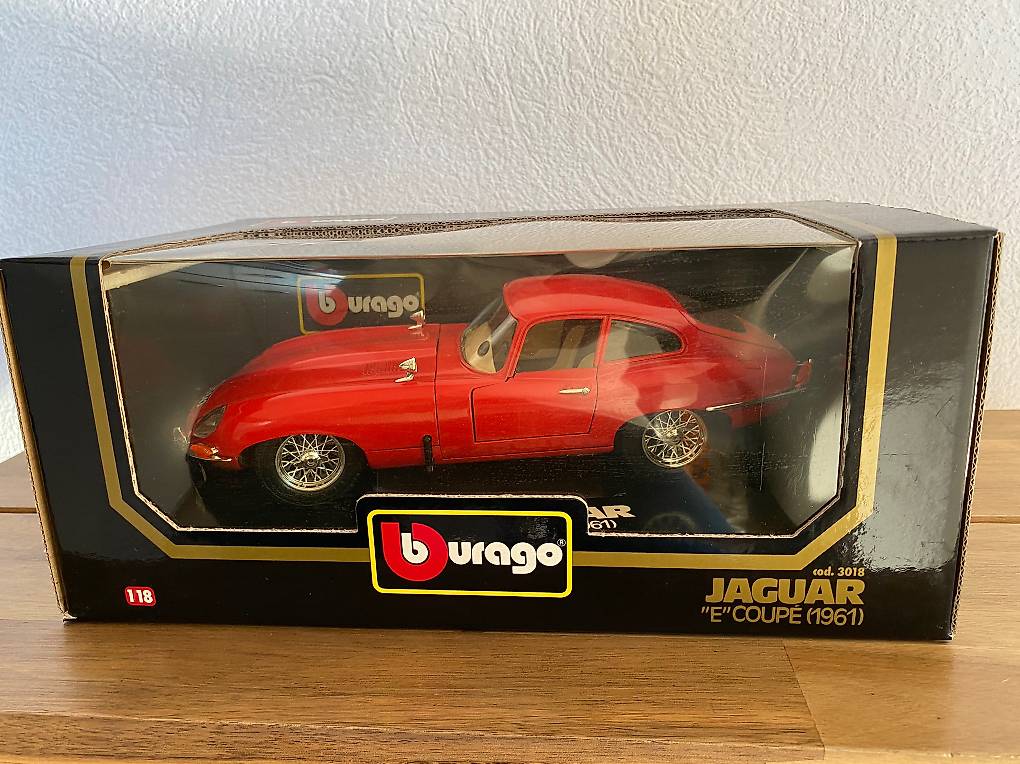 Burago 1:18 - Model car - Jaguar 'E' Coupé 1961 - auction online Burago 1:18 - Model car - Jaguar 'E' Coupé 1961 - auction online