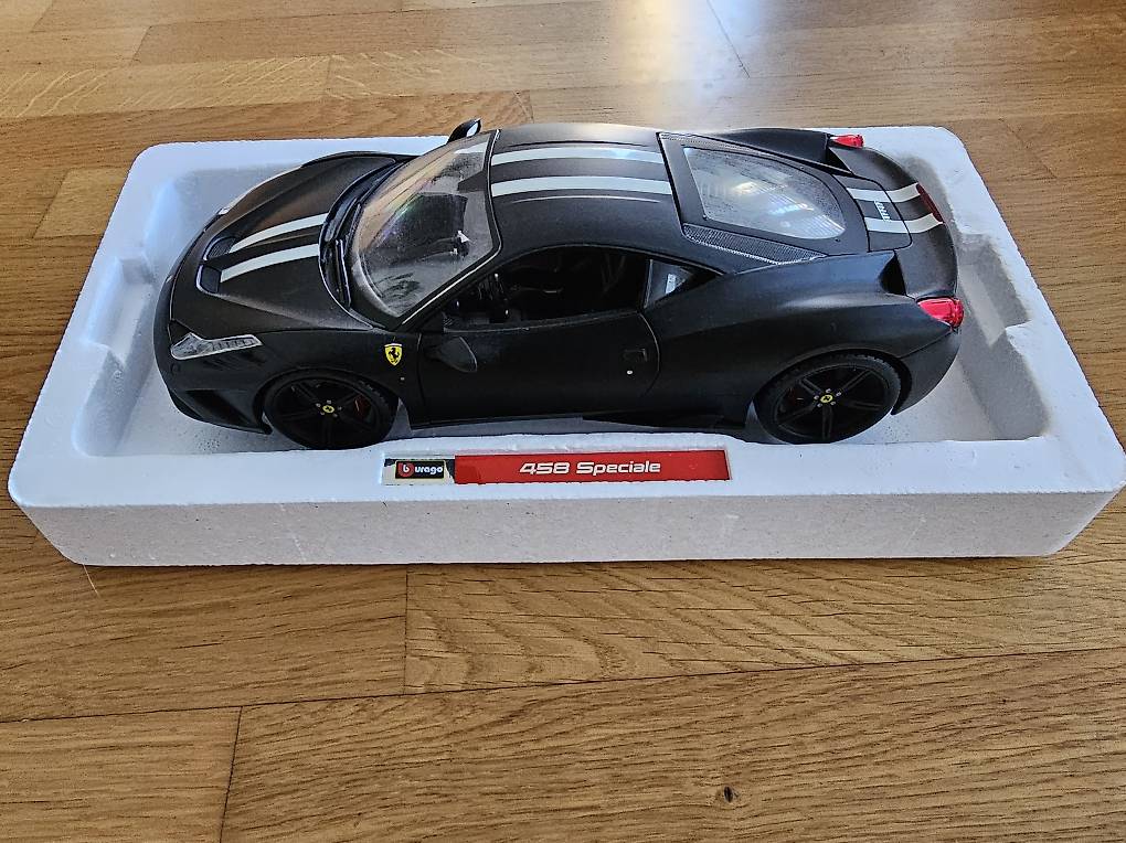 Hot Wheels Elite Ferrari 458 Italia GT2 Noir - 1/18 - Modèle Réduit