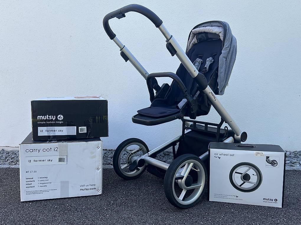 Neu Kinderwagen mit viel fashion Zubehör