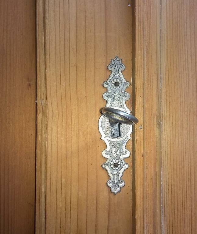 Massivholz Eckschränkchen mit Antiktür in St. Gallen kaufen - tutti.ch