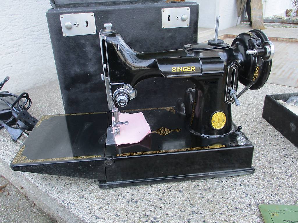 Nähmaschine SINGER 221K1 machine à coudre sewing machine im Kanton