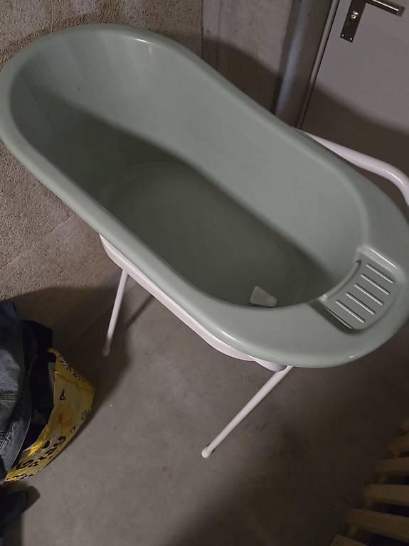 Babybadewanne mit Gestell (Standfuß) fast neu