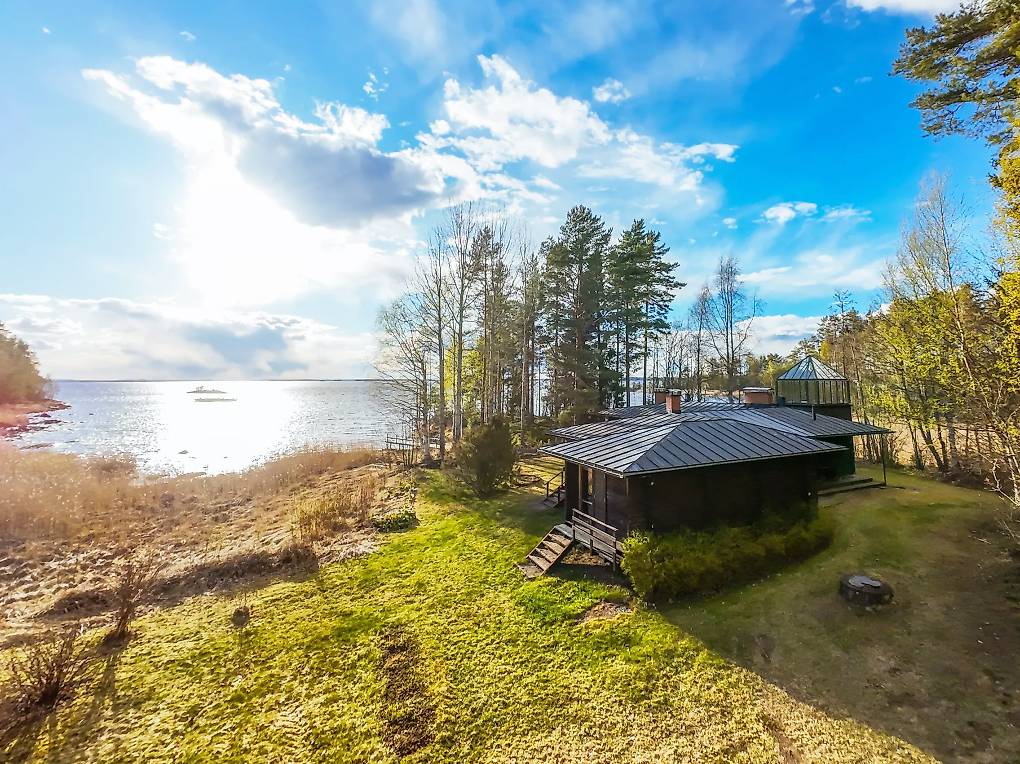 Stilvolles, helles Holzhaus direkt am Saimaa-See in Finnland