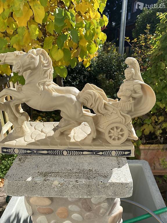 Streitwagen Skulptur aus Kunststein mit 2 Pferden