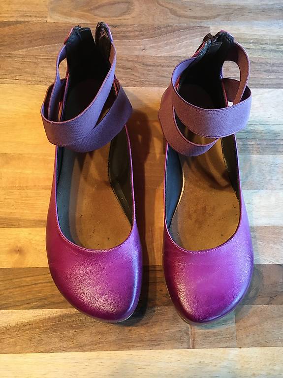 Neuwertig: KAYA Ledersandalen in lila, Grösse 39