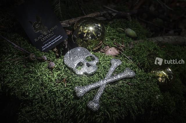 Totenkopf Skull mit Swarovski Kristallen