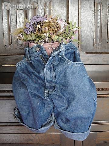Sitzende Jeans (steif gemacht) als Blumentopf oder anderes