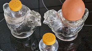 zwei-Frühstück-Eierhalter-Glas mit Sträusalz