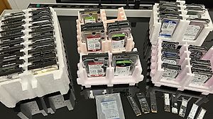Dischi fissi e SSD di diversi tipi e dimensioni
