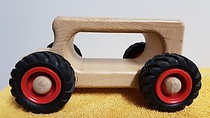 Holzauto mit Gummireifen