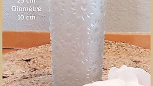 Vase vintage en verre, fleurs en relief, très bon état