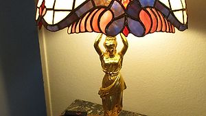 neuwertige grosse Tiffany Tischlampe mit Bronzefigur, dimmba