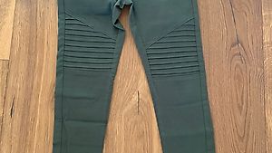 NEU Jeans Marke Only, Farbe Olivgrün, Gr. M
