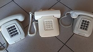 Tris di vecchi telefoni