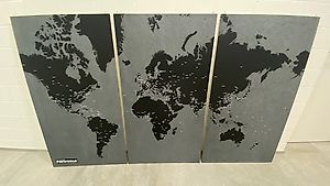 Weltkarte aus Filz auf Holz aufgezogen