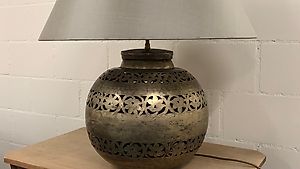 Orientalische Blechlampe mit schönem Lampenschirm