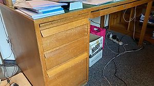 Schreibtisch aus Massivholz, 3 Schubladen, gebraucht, gratis