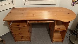 Schreibtisch aus Holz ohne Gebrauchsspuren