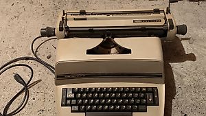 Schreibmaschine elektronisch - Triumph
