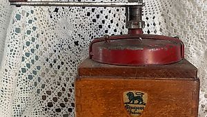 antike Kaffeemaschine mit Peugeot Werk