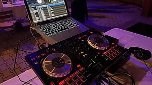 Club & Party DJ mit Anlage und Licht zu buchen 