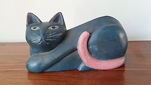 Katze blau mit lile Schwanz geschnitzt