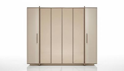 Eleganter Kleiderschrank aus Holz in Beige